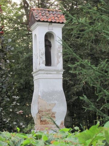 Czarna u zbiegu ulic Czarnieckiego i Go ciniec