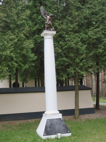 Oss w na terenie przy Sanktuarium Matki Bo ej Zwyci skiej