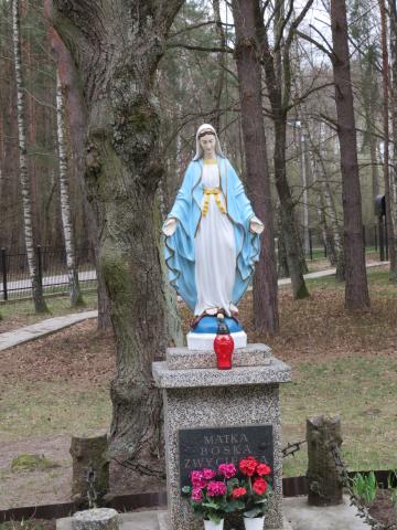 Oss w na terenie przy Sanktuarium Matki Bo ej Zwyci skiej