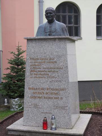 Oss w na terenie przy Sanktuarium Matki Bo ej Zwyci skiej