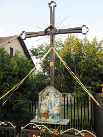 Zago ciniec ul. Szkolna przy rondzie im. Ks. Sylwestra Zycha